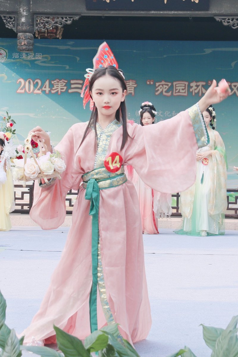 iLiaocheng's tweet photo. 🥰🥰A month-long celebration of #hanfu came to a grand finale on Aug 18 at the 3rd Linqing hanfu competition in #Linqing of #Liaocheng. 🌹Nearly 500 contestants, young and old, from across China graced the stage in their most beautiful hanfu, showcasing the elegance and charm of traditional Chinese attire. #LiaochengCulture #BeautifulLiaocheng