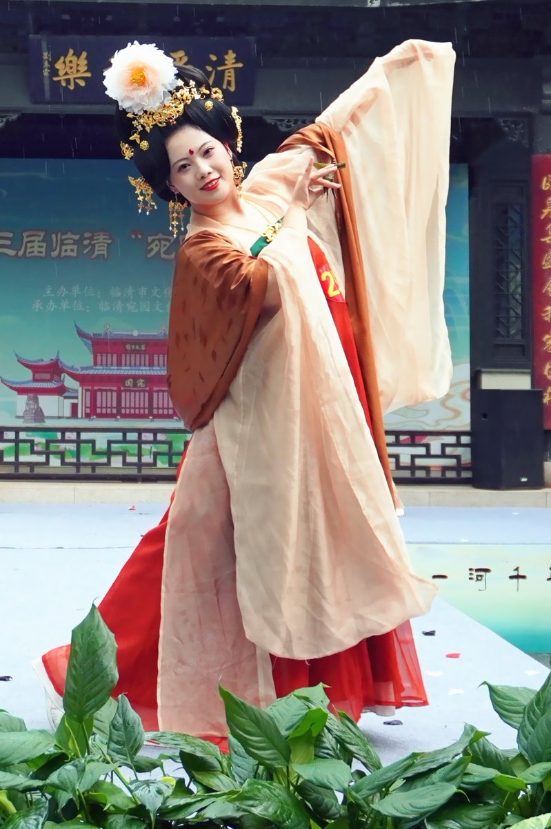 iLiaocheng's tweet photo. 🥰🥰A month-long celebration of #hanfu came to a grand finale on Aug 18 at the 3rd Linqing hanfu competition in #Linqing of #Liaocheng. 🌹Nearly 500 contestants, young and old, from across China graced the stage in their most beautiful hanfu, showcasing the elegance and charm of traditional Chinese attire. #LiaochengCulture #BeautifulLiaocheng