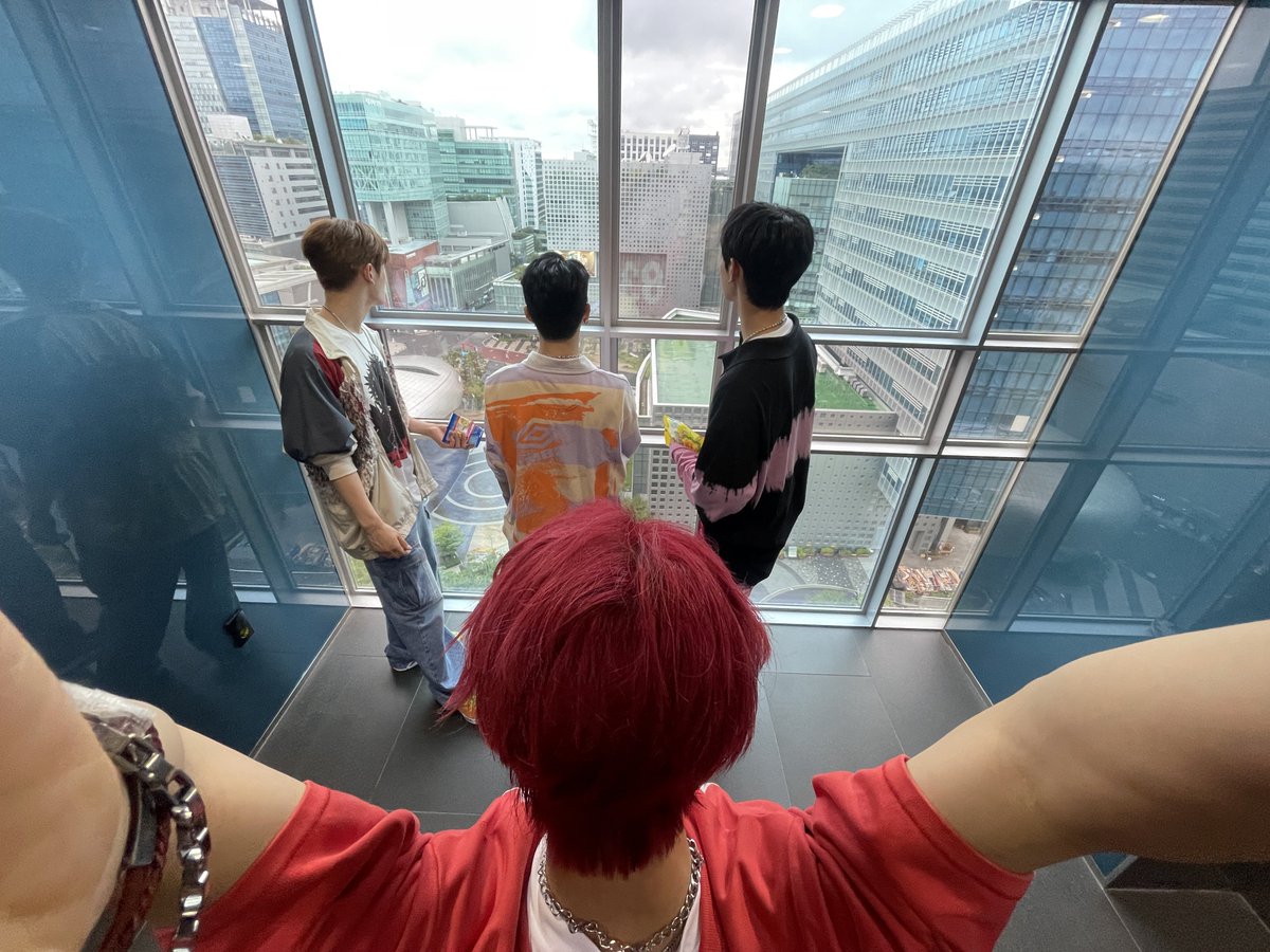 TIOT_NOW's tweet photo. [#민성]
TIOT 프리데뷔가 벌써 1년이나 됐네
사진은 첫 음악방송하는 기간에 찍은 사진들인데 뭔가 엄청 앳된거같이 느껴짐…🥹
이때도 민성샷을 찍었더라고 꾸준한 나
아주 칭찬해〰️ 이제 예찬이까지
들어와서 함께하지만 이때도 분명
우리한테 기념적인 날���니까😉🫰🏻
앞으로도 쭉 함께해🤍

#김민성 #KIMMINSEOUNG
#TIOT #티아이오티