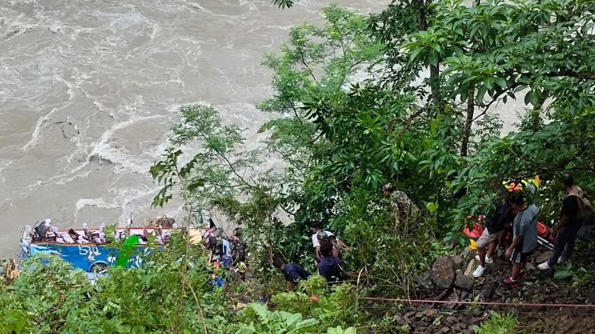 NepaliArmyHQ's tweet photo. भाद्र ०७ गते पोखराबाट काठमाडौं आउँदै गरेको भारतीय नम्बर प्लेटको बस तनहुँ, आबुखैरेनी-२, ऐनापहरास्थित मर्स्याङ्दी नदिमा खसेर दुर्घटना भएको खबर प्राप्त हुनासाथ नेपाली सेनाबाट खटिएको उद्धार टोलीले अन्य सुरक्षा निकाय तथा स्थानीयसँगको सहकार्यमा उद्धार कार्य गरिरहेको छ ।
#NepaliArmy https://t.co/7X3tswo2Sj