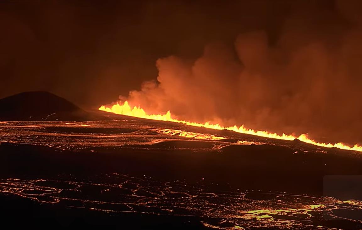 Auf Island hat gestern Abend ein neuer Vulkanausbruch begonnen. Entlang der Sundhnukur-Kraterreihe öffnete sich eine 4 km lange Eruptionsspalte (Bild: RUV-Livecam): vulkane.net/blogmobil/isla…