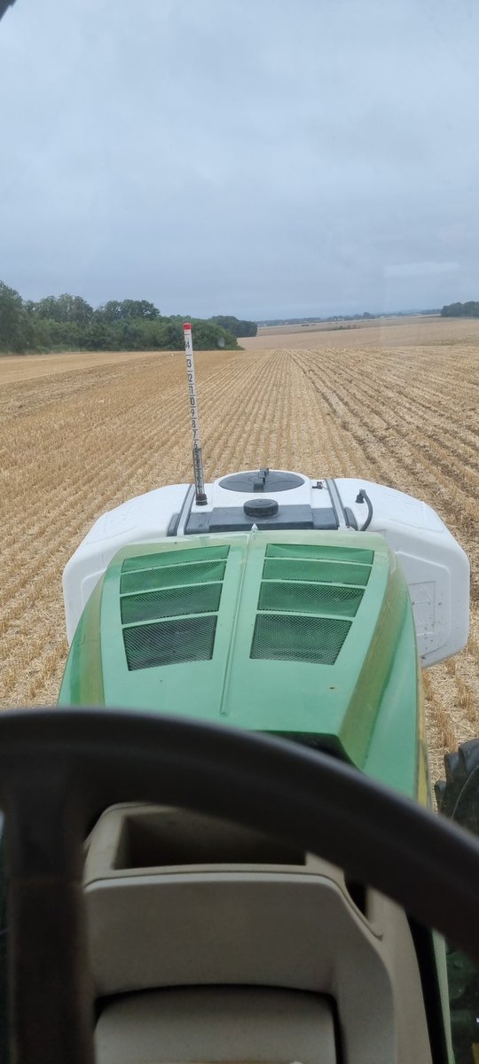 QGuillous's tweet photo. Semis de #colza au striptill 
25gr/m2 ecartement 55cm
Application de 75l de 14.48
Pour cette parcelle ça sera @ragtseedsuk #ragt pozznan 
@Arvalisofficiel @JeunesAgri https://t.co/8Yn8cKtxMi