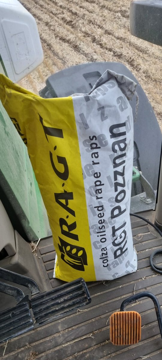 QGuillous's tweet photo. Semis de #colza au striptill 
25gr/m2 ecartement 55cm
Application de 75l de 14.48
Pour cette parcelle ça sera @ragtseedsuk #ragt pozznan 
@Arvalisofficiel @JeunesAgri https://t.co/8Yn8cKtxMi