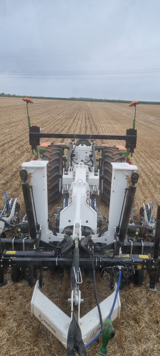 QGuillous's tweet photo. Semis de #colza au striptill 
25gr/m2 ecartement 55cm
Application de 75l de 14.48
Pour cette parcelle ça sera @ragtseedsuk #ragt pozznan 
@Arvalisofficiel @JeunesAgri https://t.co/8Yn8cKtxMi