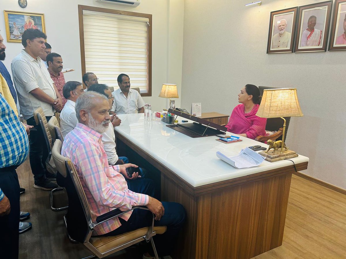 msinghc9's tweet image. राजस्थान की उपमुख्यमंत्री आदरणीय दिया कुमारी जी से जयपुर प्रांतीय चारण महासभा के पदाधिकारीयों ने सिष्टाचार भेंट की ! इस अवसर पर जयपुर प्रांतीय चारण महासभा के अध्यक्ष श्री नरेंद्र सिंह कविया ने सभी पदाधिकारीयों का परिचय करवाया ! 🙏🏾 @VasundharaBJP @KumariDiya @AmitShah @BJP4India