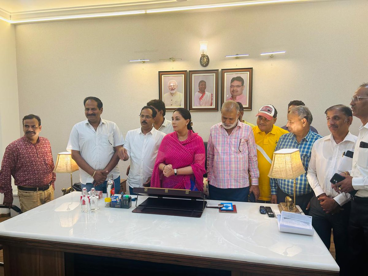 msinghc9's tweet image. राजस्थान की उपमुख्यमंत्री आदरणीय दिया कुमारी जी से जयपुर प्रांतीय चारण महासभा के पदाधिकारीयों ने सिष्टाचार भेंट की ! इस अवसर पर जयपुर प्रांतीय चारण महासभा के अध्यक्ष श्री नरेंद्र सिंह कविया ने सभी पदाधिकारीयों का परिचय करवाया ! 🙏🏾 @VasundharaBJP @KumariDiya @AmitShah @BJP4India