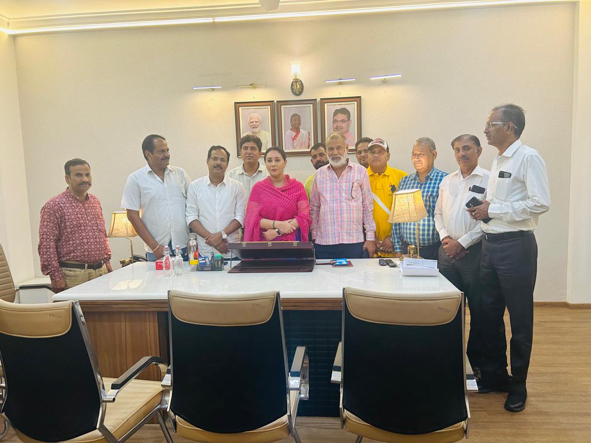msinghc9's tweet image. राजस्थान की उपमुख्यमंत्री आदरणीय दिया कुमारी जी से जयपुर प्रांतीय चारण महासभा के पदाधिकारीयों ने सिष्टाचार भेंट की ! इस अवसर पर जयपुर प्रांतीय चारण महासभा के अध्यक्ष श्री नरेंद्र सिंह कविया ने सभी पदाधिकारीयों का परिचय करवाया ! 🙏🏾 @VasundharaBJP @KumariDiya @AmitShah @BJP4India