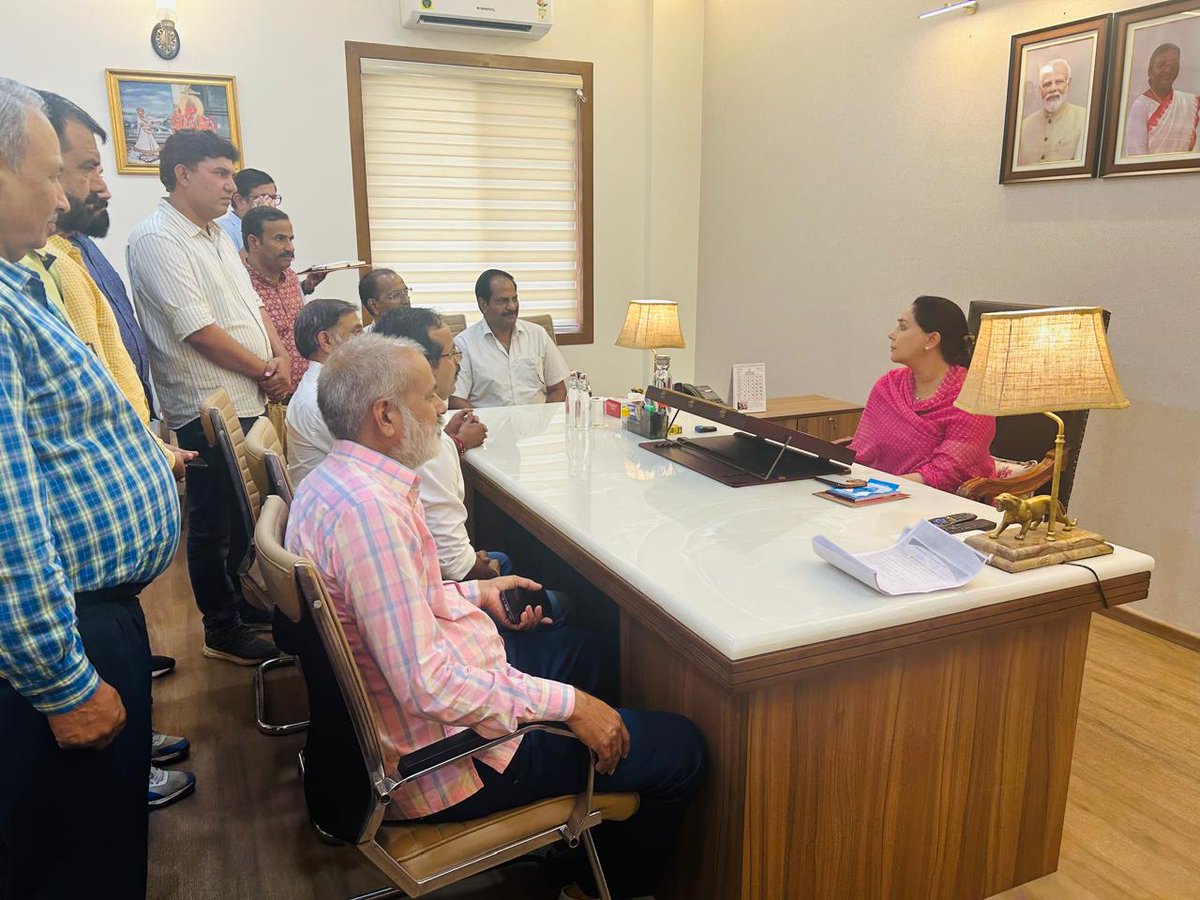 msinghc9's tweet image. राजस्थान की उपमुख्यमंत्री आदरणीय दिया कुमारी जी से जयपुर प्रांतीय चारण महासभा के पदाधिकारीयों ने सिष्टाचार भेंट की ! इस अवसर पर जयपुर प्रांतीय चारण महासभा के अध्यक्ष श्री नरेंद्र सिंह कविया ने सभी पदाधिकारीयों का परिचय करवाया ! 🙏🏾 @VasundharaBJP @KumariDiya @AmitShah @BJP4India