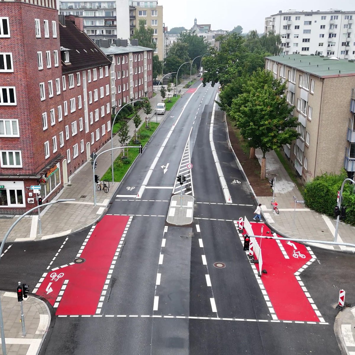 anjes_tjarks's tweet photo. Die Umgestaltung der Königstraße in #Altona schreitet zügig voran. Der Abschnitt bis zur Mörkenstraße ist nun fertig. Radwege mit Protektion (2,50m), barrierefreie Gehwege, Deckschicht-Sanierung, mehr Grün &amp; die effizientere Nutzung von Regenwasser werden hier umgesetzt. 🌱💧 https://t.co/mtglrEBnSt