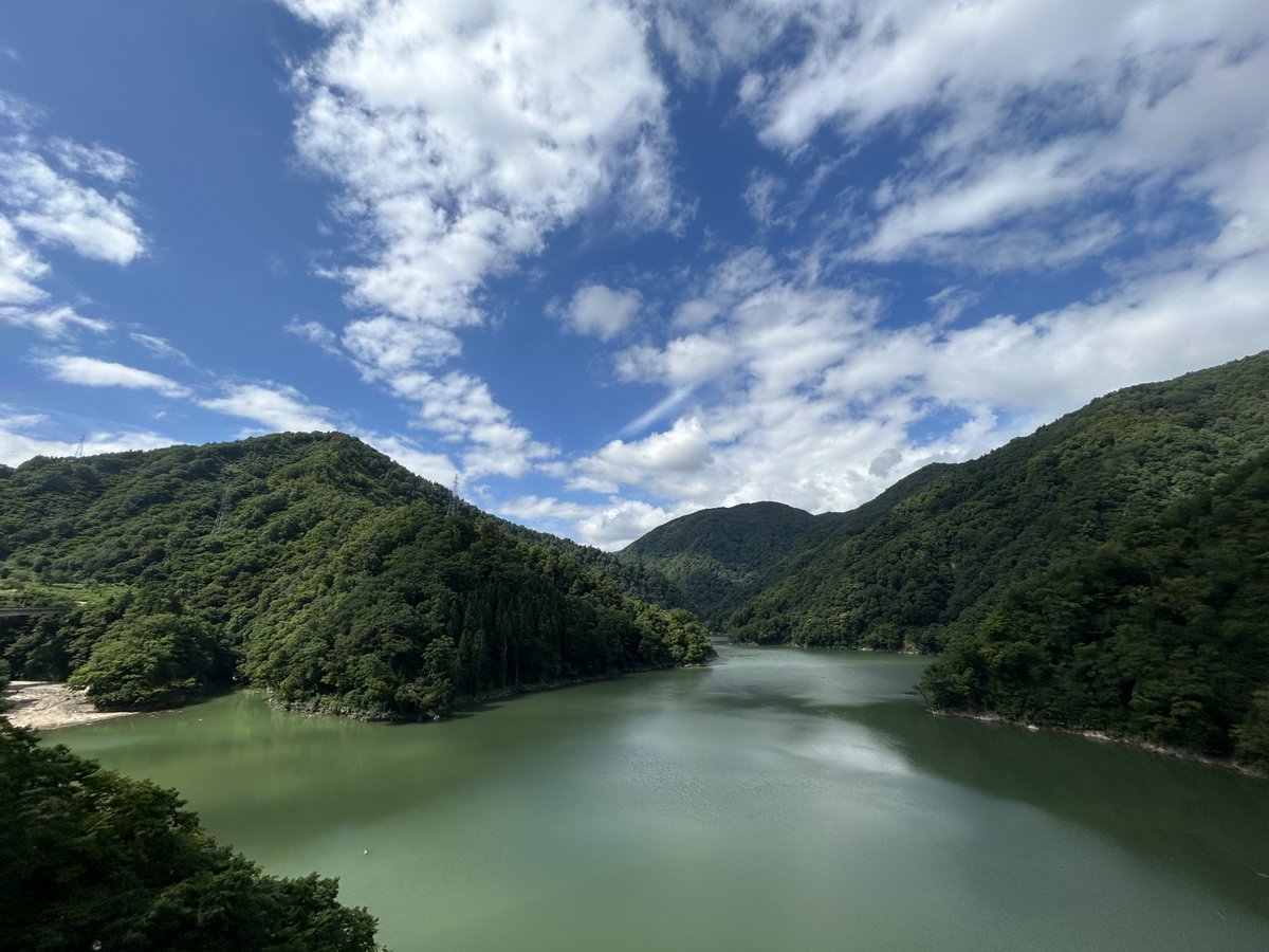 sendaitaxigroup's tweet photo. 【令和6年8月23日（金）】
KM仙台タクシーのはっしーです。
連日研修ネタになって話が単調に💦。ここいらでこんな写真を1枚。山形県は長井市にある長井ダムの風景。もちろんこのはっしー自ら21日に撮影してものです。東北には素晴らしい風景の場所がいっぱい！仙台の会社ですから東北も紹介します！ https://t.co/MI4fQdghko