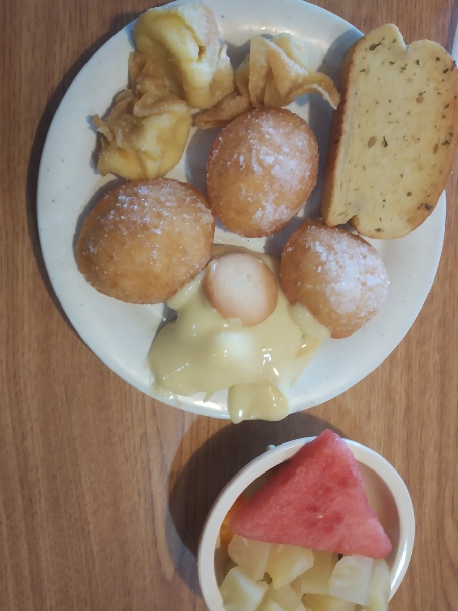 Faerieesque's tweet photo. I'm full of regret. Ate a gummy before going to the buffet and god, I ate so fucking much, it was disgusting and made me feel sick.. I don't even know how many calories it was..

(didn't finish the soup, or garlic bread my bf and I halved the last plate) https://t.co/VSNCg2ROra