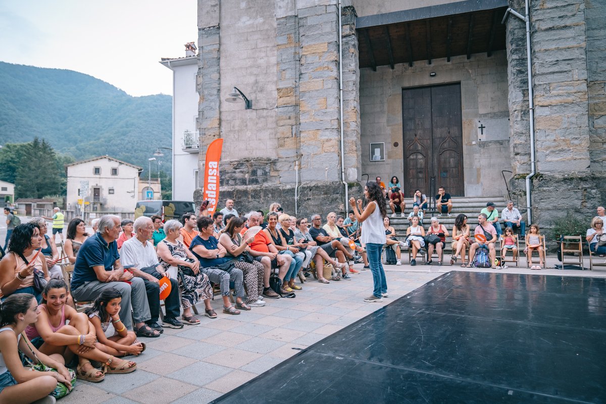 esdansa's tweet photo. 📷 Dijous hem començat l'#Ésdansa2024 amb una nova edició del #Parlemde: com professionalitzar-se en la dansa d'arrel a Catalunya? Amb Marina Escoda, coordinadora del Programa d’Impuls a la Dansa d’Arrel. 

📸 @polsolee https://t.co/lw6OXk2Xkg