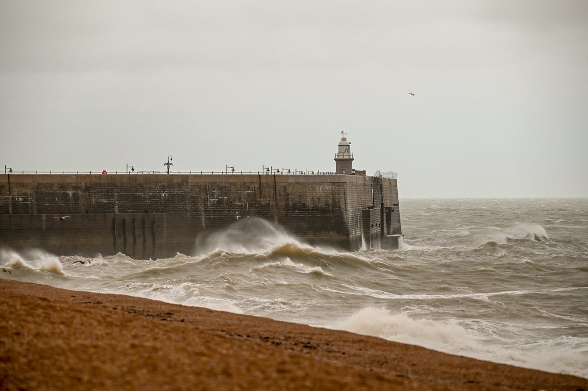 tintininkent's tweet photo. bit choppy at #Flokestone #Kent at sunrise @itvmeridian @PhilippaDrewITV @HollyJGreen @itvweather @manalilukha @ChrisPage90 @WeatherAisling @SallyWeather @BeckyMantin_ @JoBlytheTV @metoffice @nazaneentv @ShireenJordan @bbcsoutheast @bbcweather @BBCWthrWatchers https://t.co/iOhUMeg9I4