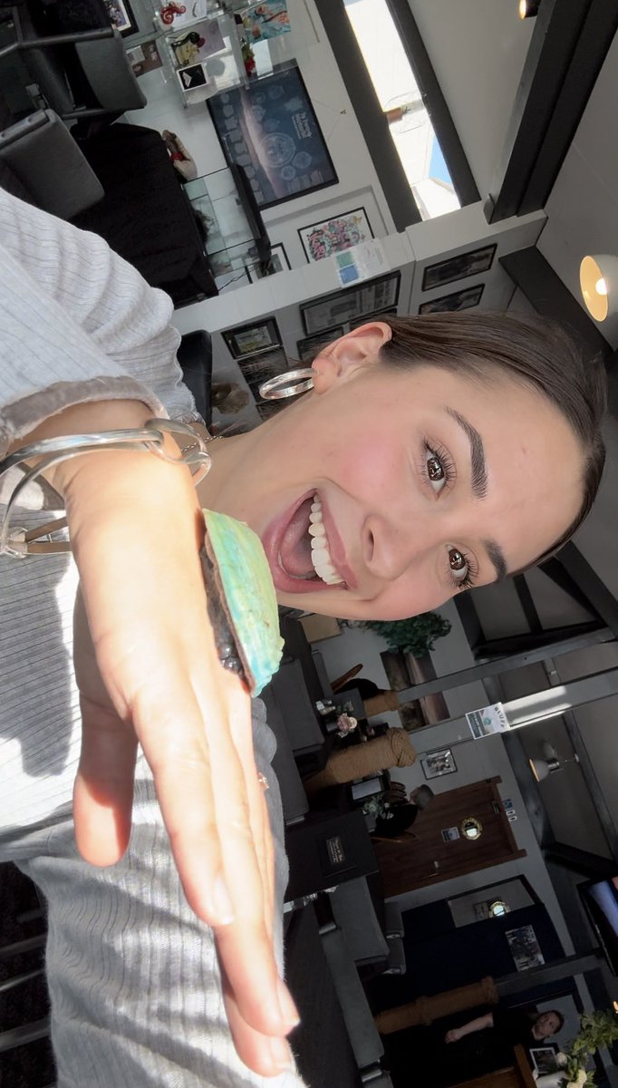 sofiaskynz's tweet photo. 📍Bluff New Zealand!! Had some of the best Kaimoana ever. Look at the little Pāua on my hand! 🤍🤍😌 

#paua #bluff #kaimoana #seafood #nz #nzfoody #nzfoodie https://t.co/vNo2sodhQJ