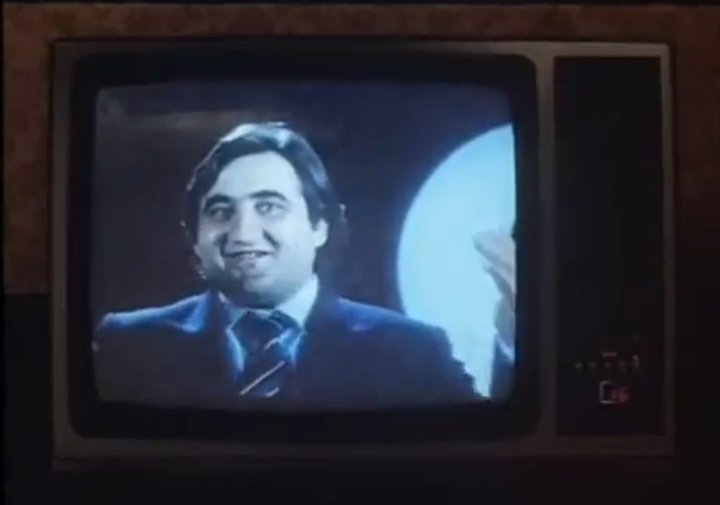 Mica come quei mondani dei fruttaiuoli meridionali invitati a Telemergellina vantando parentele illustri!
#noncisonoparole