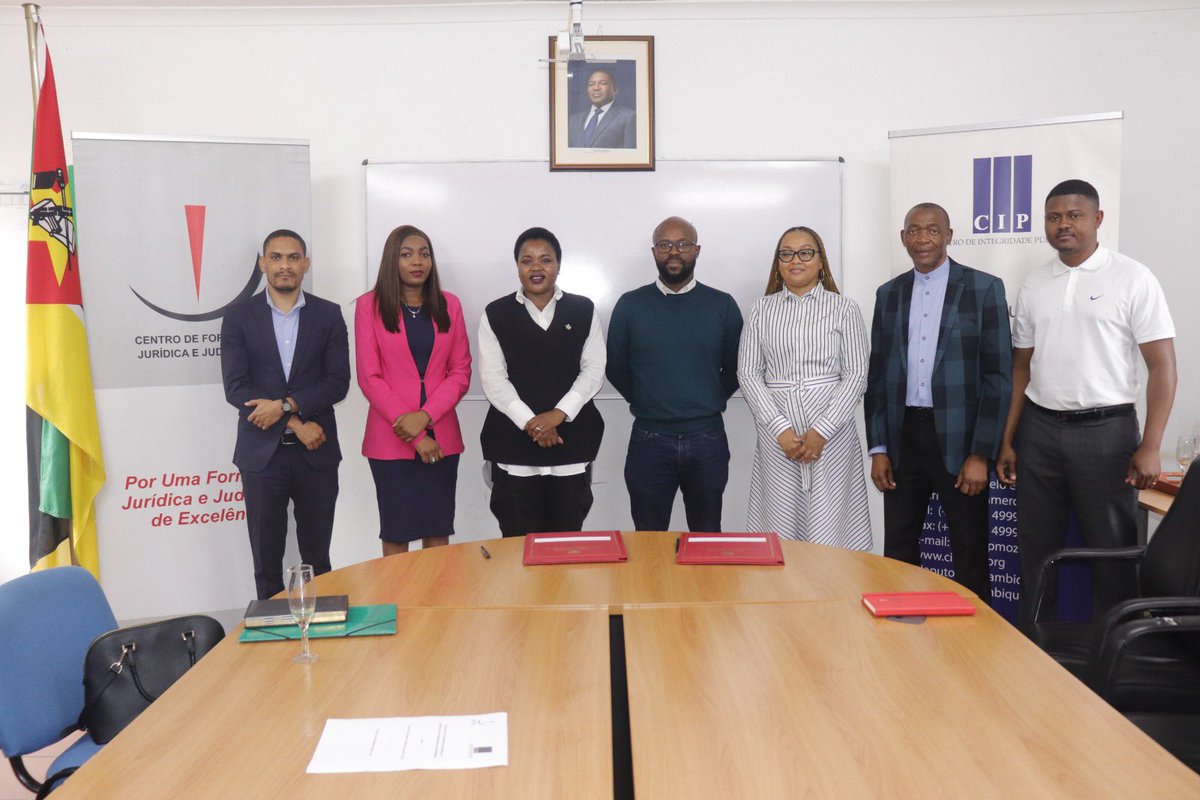cfjjoficial's tweet photo. “CIP E CFJJ ASSINAM MEMORANDO DE ENTENDIMENTO"

O CIP, representado  pelo respectivo Director, Edson Cortês  e o CFJJ, representado pela Directora-Geral, Elisa Samuel Boerekamp, assinaram ontem, 22 de Agosto, memorando de entendimento, financiado pela "Transferência Internacional https://t.co/kHLvkP7NNo