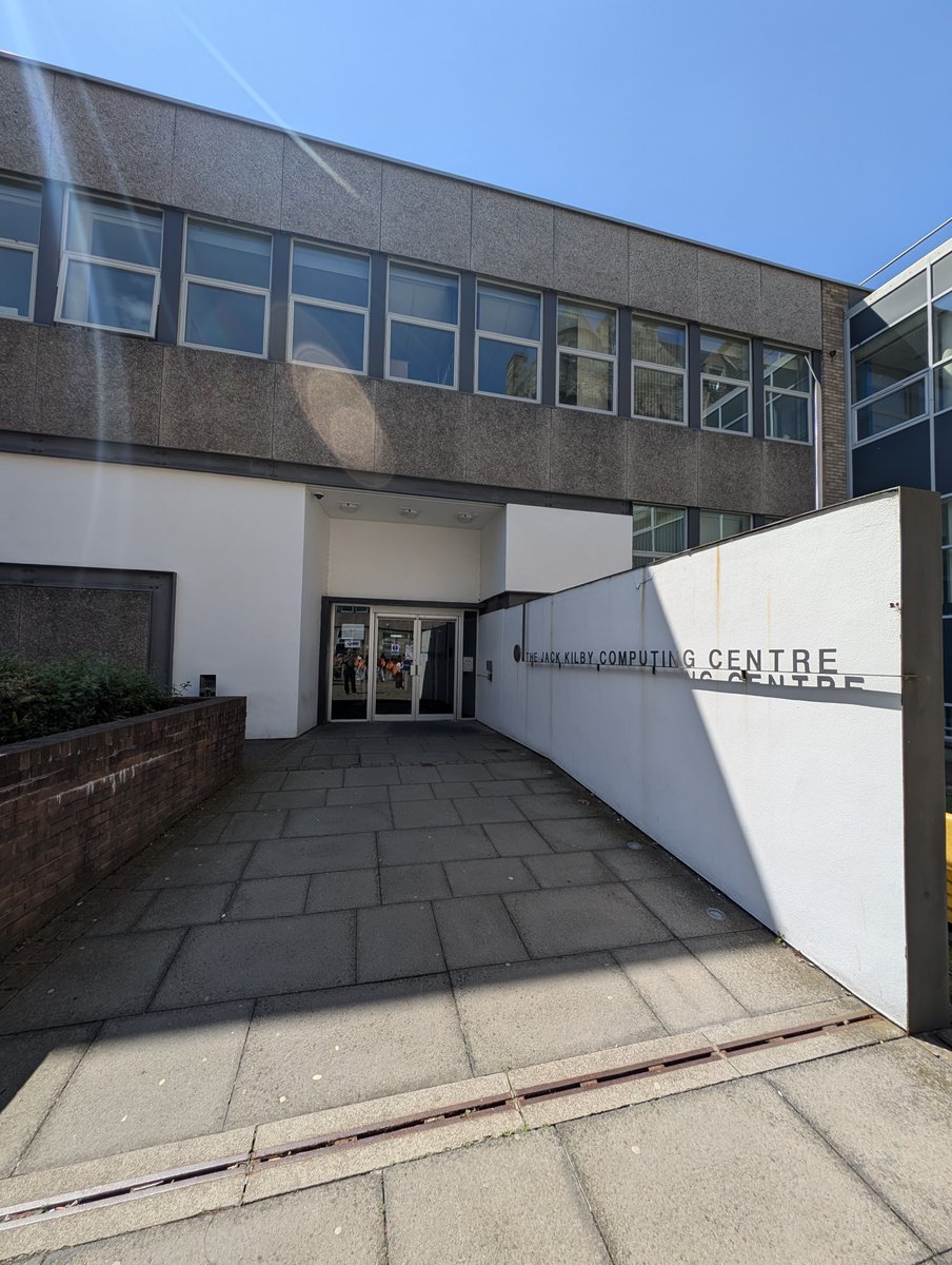 LapSafe's tweet image. We&apos;ve recently expanded our #SmartLocker services at @EdinburghNapier, students &amp;amp; staff can now benefit from 300 bays across 5 installs. This upgrade makes them the second largest installation among Scottish-based #universities.