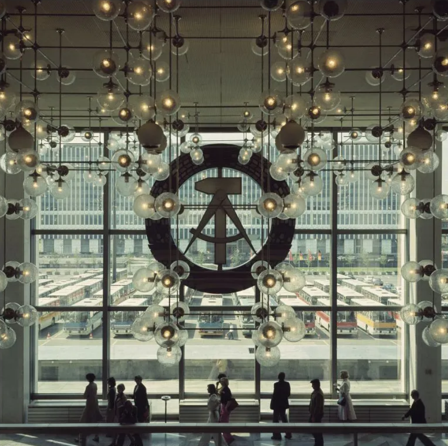 Palast der Republik aka "Erichs Lampenladen".
(Erich's Lamp Store).

East Berlin, #GDR 1970s.
Foto: Bildarchiv Preußischer Kulturbesitz | Gerhard Kiesling