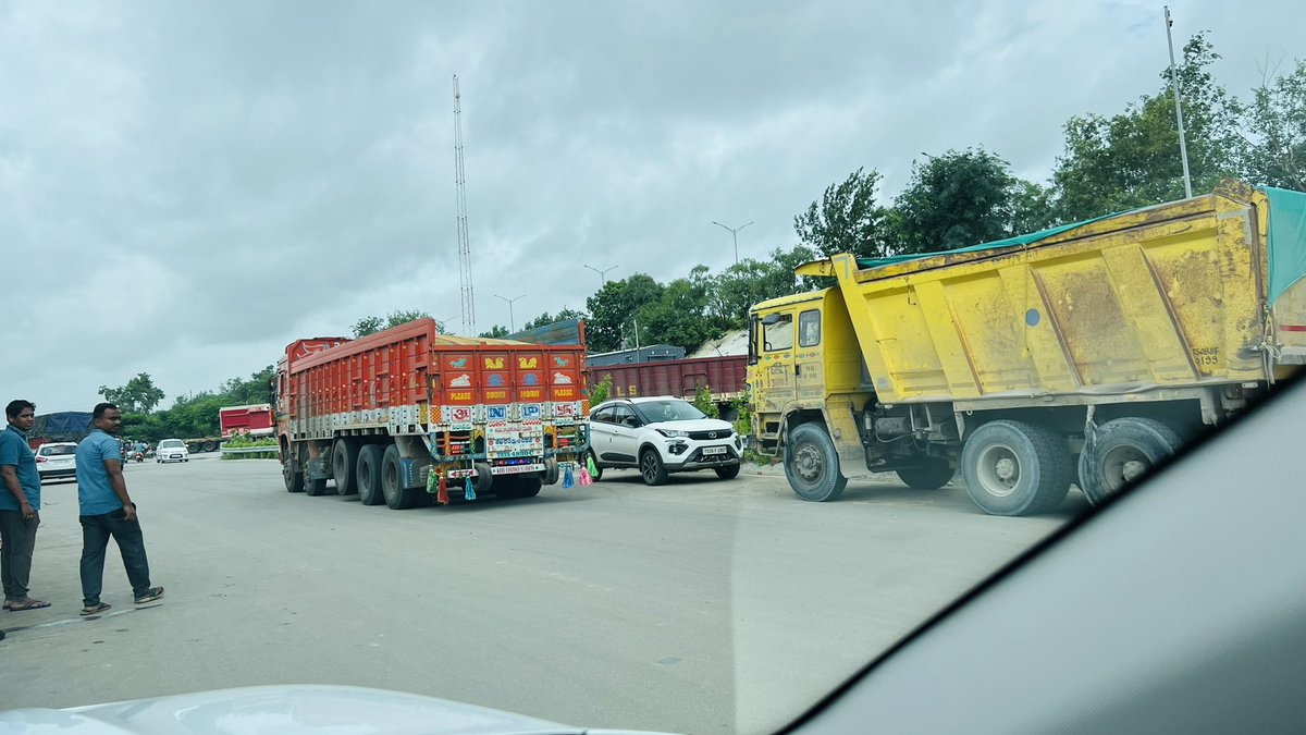 Maharshiteja's tweet photo. @pathasantosh @HYDTP @BachupallyS @HMDA_Gov @TelanganaDGP @Team_Road_Squad @gadwalvijayainc @GHMCOnline @CYBTRAFFIC @psjdm_cyb @HyderabadTraff1 @HMDA_Gov Despite previous complaint,HEAVY VEHICLES continue to park beside #ORRExit4A on ORR service road right next to schools,creating security concerns STUDENTS &amp; WOMEN,especially NIGHT. Pls take urgent action before any incidents occur https://t.co/LUIpw3KX3w