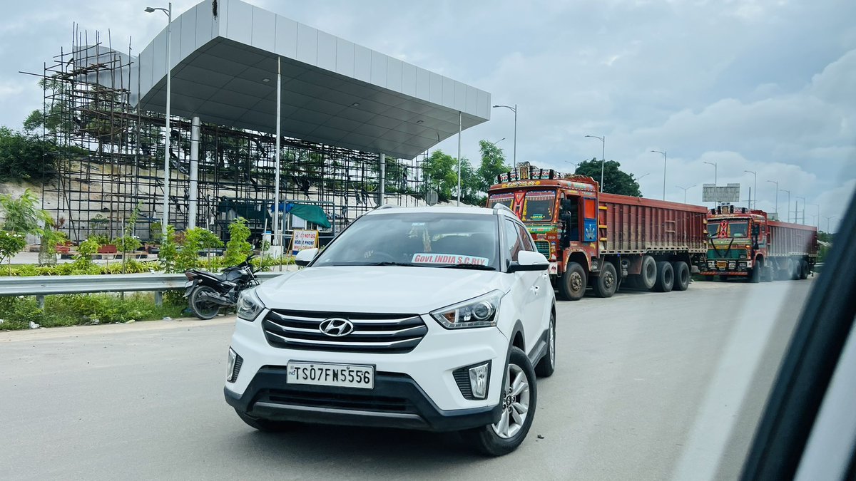 Maharshiteja's tweet photo. @pathasantosh @HYDTP @BachupallyS @HMDA_Gov @TelanganaDGP @Team_Road_Squad @gadwalvijayainc @GHMCOnline @CYBTRAFFIC @psjdm_cyb @HyderabadTraff1 @HMDA_Gov Despite previous complaint,HEAVY VEHICLES continue to park beside #ORRExit4A on ORR service road right next to schools,creating security concerns STUDENTS &amp; WOMEN,especially NIGHT. Pls take urgent action before any incidents occur https://t.co/LUIpw3KX3w