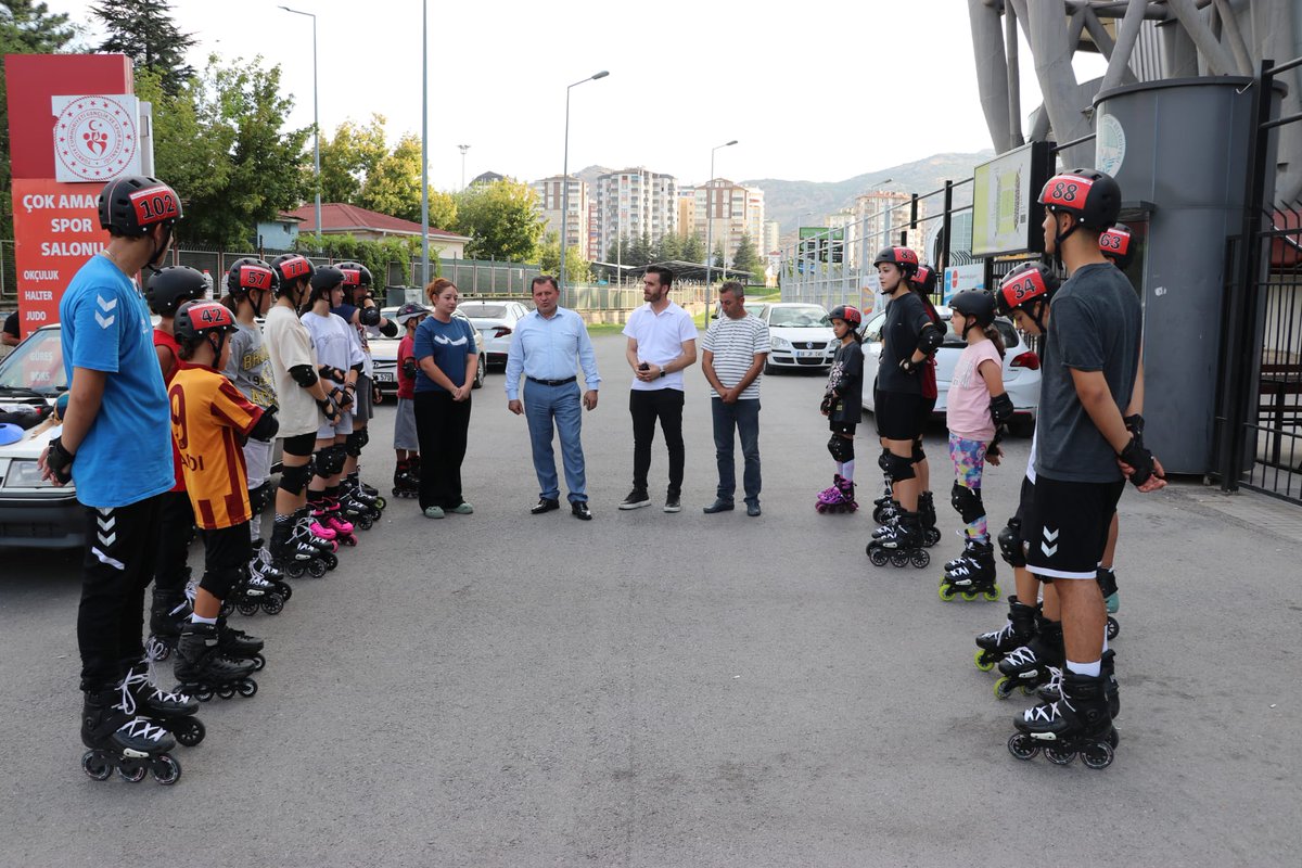 GSB_Kayseri's tweet photo. Gençlik ve Spor İl Müdürü Ali İhsan Kabakcı, Paten sporcularıyla bir araya geldi.
Sporcularımızın antrenmanlarını izleyen İl Müdürü Ali İhsan Kabakcı, ‘’Sporcularımız çok sıkı bir şekilde antrenmanlarını yapıyorlar bu çalışmaları madalyalar ile taçlandıracaklar ‘’dedi. https://t.co/RRmqbVmDUZ