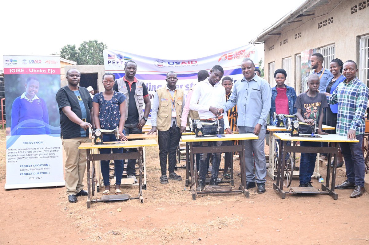 aeerwanda's tweet photo. On the 22nd of August the @USAIDRwanda IGIRE Ubaka Ejo in @KayonzaDistrict had a hand-over session of start up kits to OVC TVET graduates at their graduation ceremony. In support of their efforts and journey to improving their livelihood with equipped knowledge and skills. https://t.co/hsLA4k7ji1