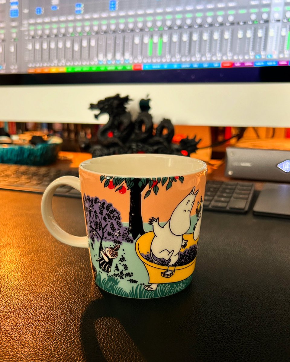 pmsaari's tweet photo. A #coffee and a serious attempt to get something done. ExpressYourselfWithAMoominMug #moominmug #muminmugg #muumimuki #moominarabia #coffeewithmilk #morningcoffee #PMSaari #BeyondDimensionsStudio #studiointhebox #universalaudio #uaudio #uadsatelliteocto #applespacegray #workspace https://t.co/JoHLHIUv2l
