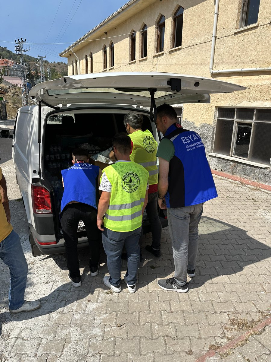 Memleketimizde çıkan orman yangını, halkımız, itfaiye ekiplerimiz ve STK’lar özverili bir çalışma sürdürüyor.Vakfımız da, maddi ve manevi tüm desteğiyle bu sürece katkıda bulundu.Vakfımızın gençleri, belediye ve STK’lar ile hareket ederek, elinden gelen desteği sundu.