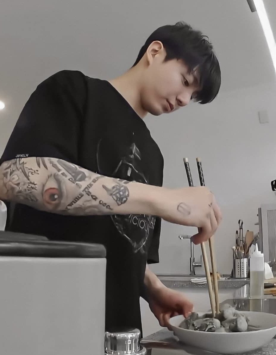 RozzJo06's tweet photo. #taekook #taekookau 🔞

“Do you want to be my boyfriend?” 

Jungkook glares at the man eating in front of him, clearly aware that he likes Jungkook’s food. “Usually people ask me to be their personal chef.” Jungkook chuckles.

“Well, you are handsome and hot so it’s additional + https://t.co/k3mcu9zMov