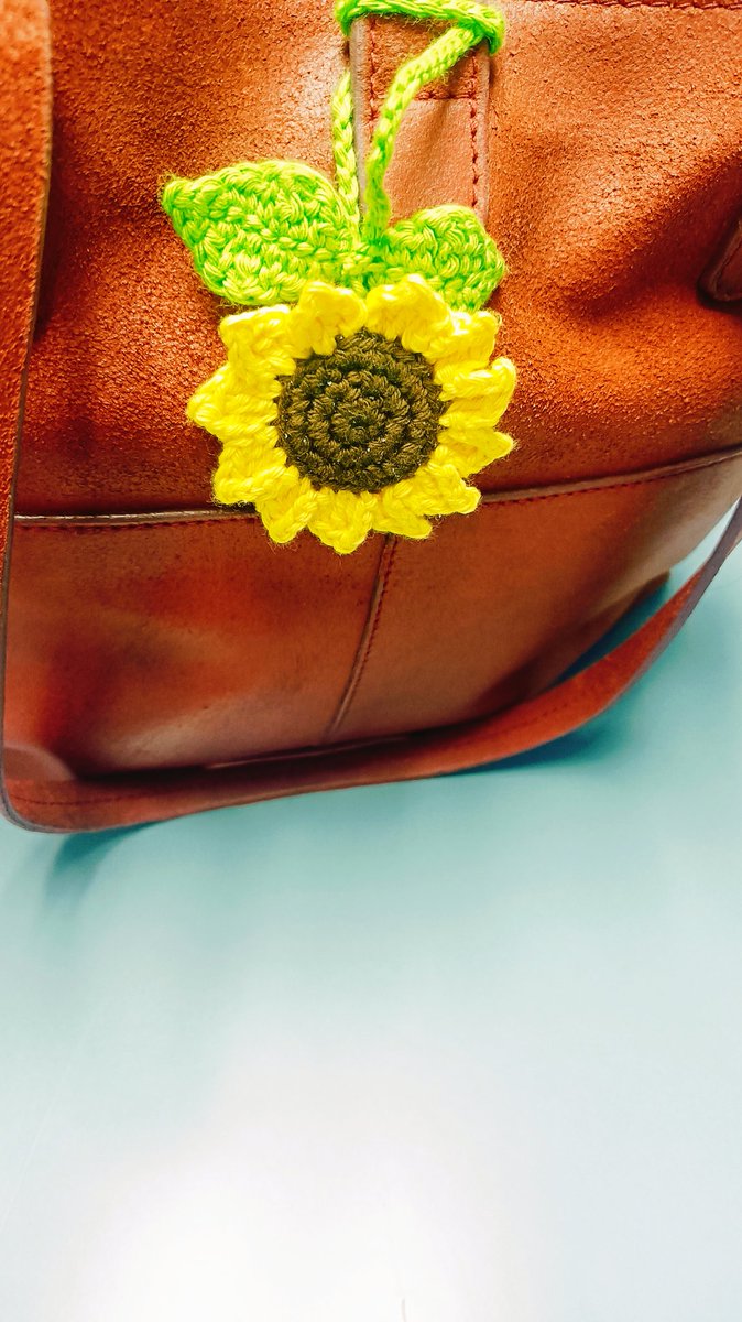 shmira21's tweet image. A spot of sunshine fastened to my bag 😌🌻 love this @_The_Shubhster_  #handmadeisbetter
