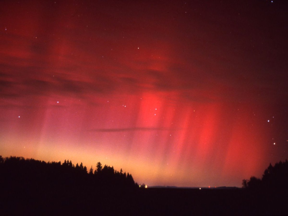 La notte del #23agosto 1939 fu siglato il patto di non aggressione tedesco-sovietico grazie al quale la Germania nazista invase pochi giorni dopo la Polonia. Ma fu anche una notte illuminata di un intenso colore rosso sangue che accese i cieli d'Europa
buff.ly/3s4z2hM