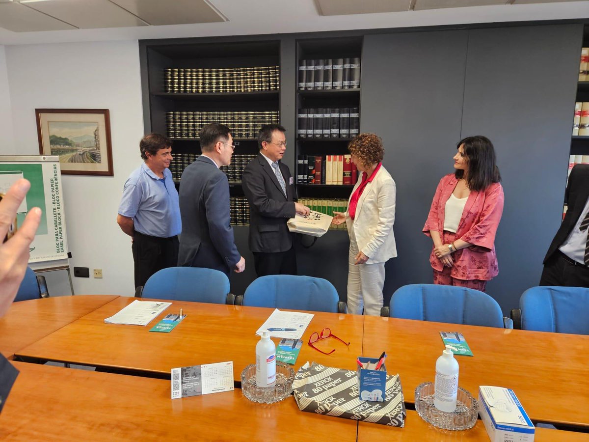 Ekonomia_ejgv's tweet photo. Una delegacion del gobierno de Taiwan se ha reunido con la viceconsejera de Trabajo y Seguridad Social @Elenapeba para conocer las políticas en materia de prevención de riesgos laborales puestas en marcha por @LanDpto 🤝

#taiwan
#prevención
#riesgoslaborales https://t.co/jQihBqufvi