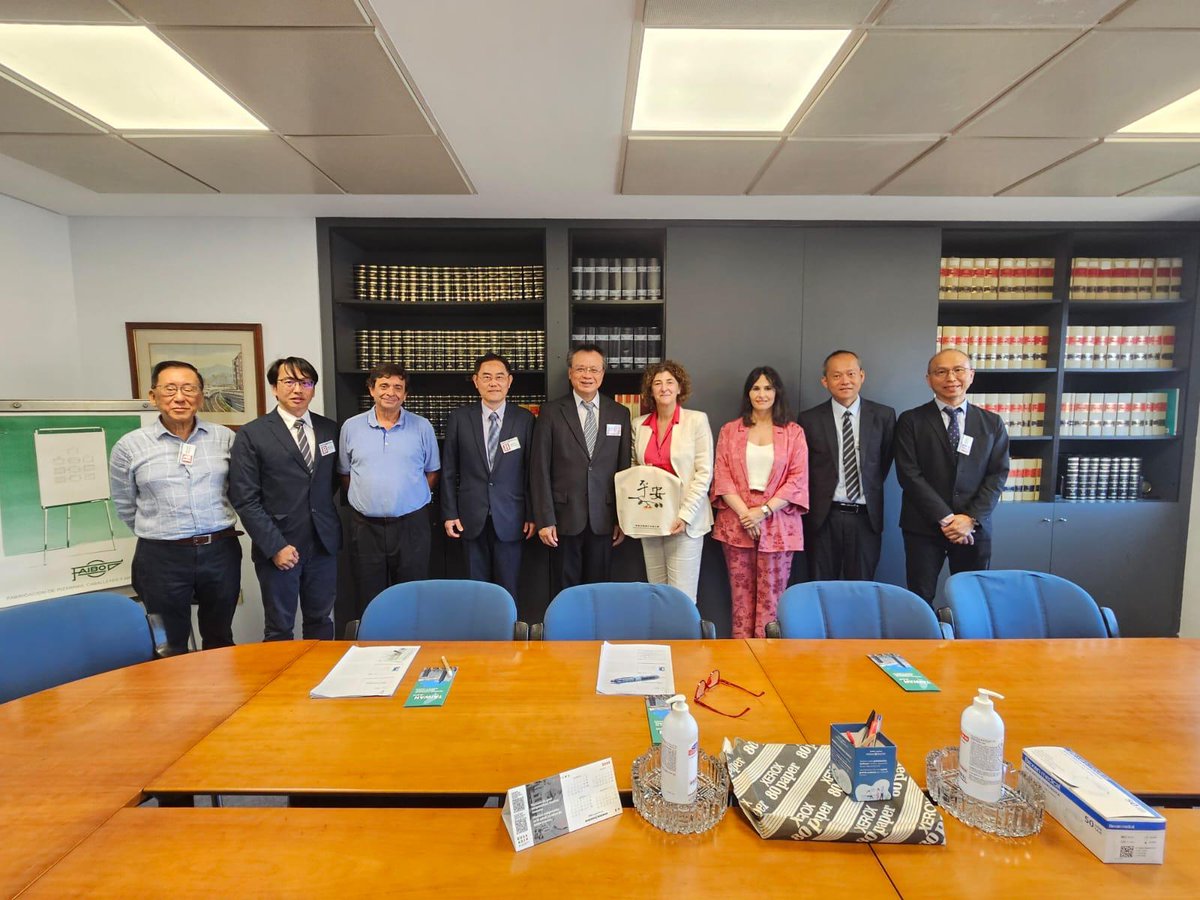Una delegacion del gobierno de Taiwan se ha reunido con la viceconsejera de Trabajo y Seguridad Social <a href="/Elenapeba/">Elena Perez Barredo</a> para conocer las políticas en materia de prevención de riesgos laborales puestas en marcha por @LanDpto 🤝

#taiwan
#prevención
#riesgoslaborales