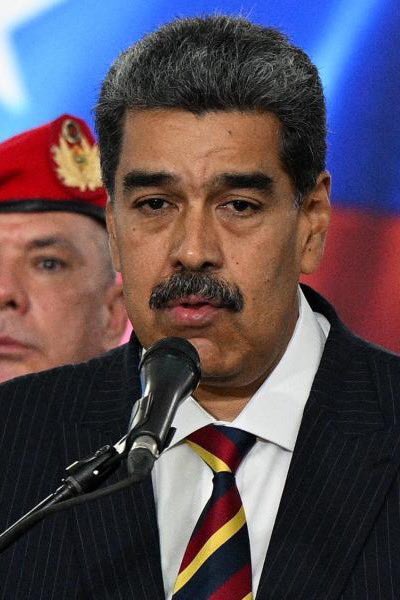 ¿Creen ustedes que ya es hora que un comando militar entre a Miraflores y saqué al carnicero de Venezuela Nicolás Maduro Moros? 🇻🇪