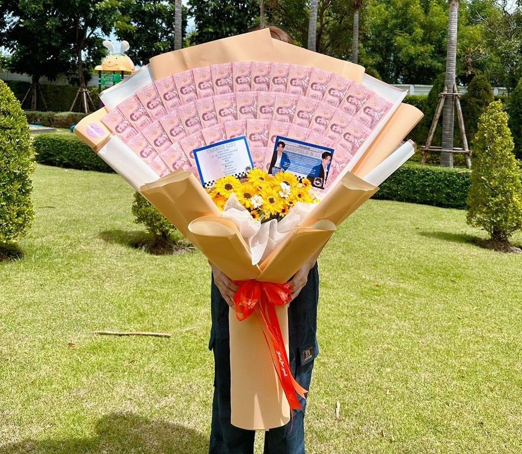 GarfieldCNSYY's tweet photo. Bye JJ，虽然我们只有2个多月的相处，但是你正直，善良，可爱的形象深深吸引着我们，中国粉丝很喜欢你哦~
你好 Garfield，很感谢你带来了JJ，演的真棒也祝愿你未来演更多你喜欢的角色。
@garfinpkk 
Garfield Pantach 
#Garfinpkk #Fieldmily 
#รักนี้ไม่มีถั่วฝักยาว 
#ThisLoveDoesntHaveLongBeans https://t.co/Yv4jfVCYhM