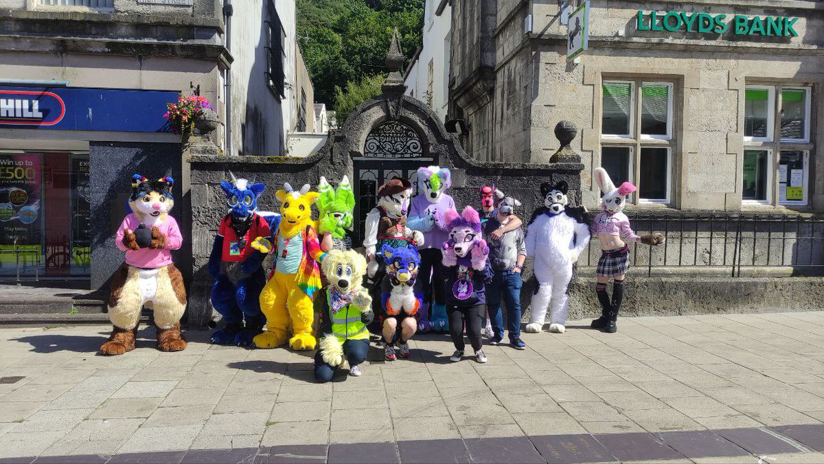 Happy #FursuitFriday  from Tails in Wales.
Here is an amazing group photo from our last meet.

Join us tomorrow for our next meet and a chance to be featured here too!

📸 Mekie