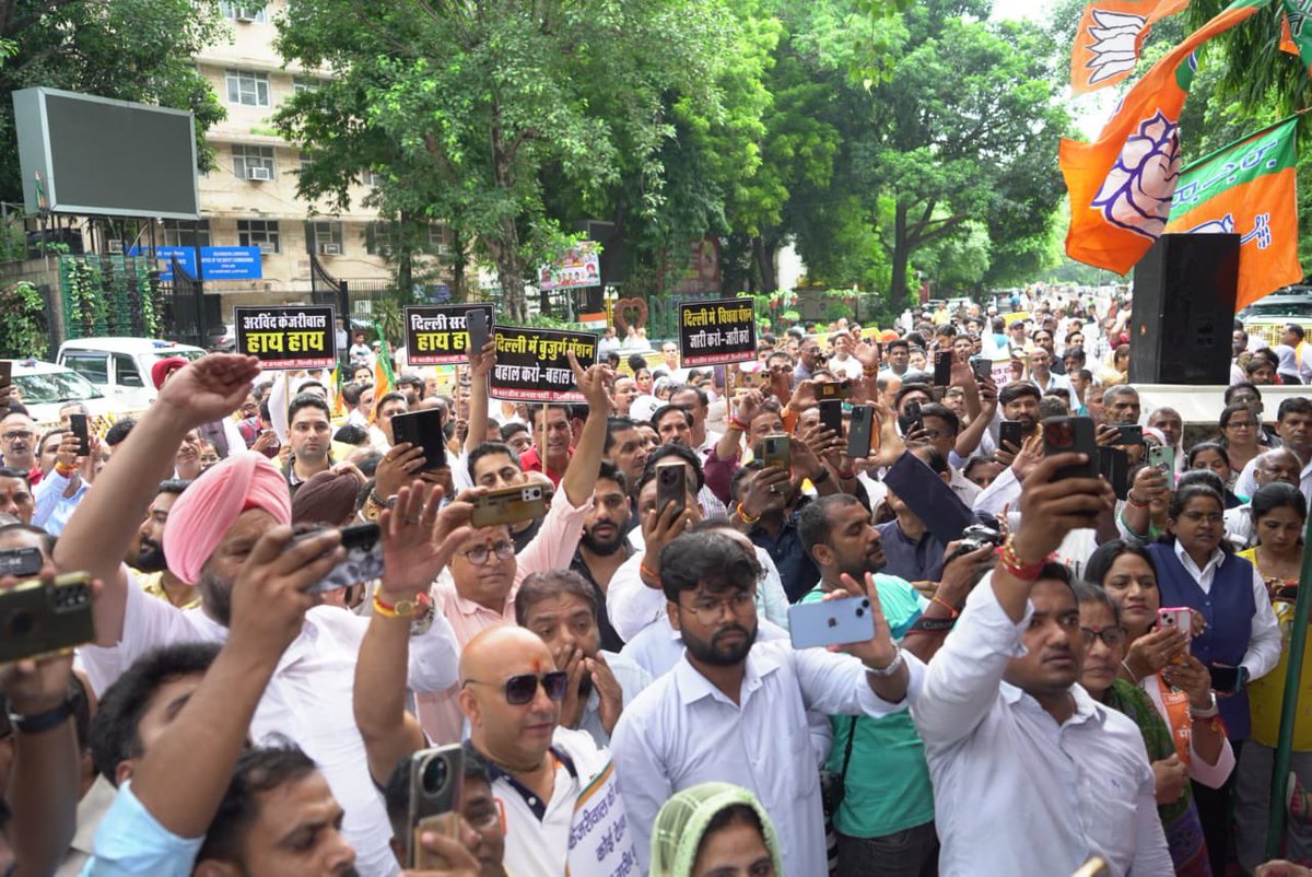 Virend_Sachdeva's tweet photo. दिल्ली की AAP सरकार महाभ्रष्ट है जो  सिर्फ झूठ व स्वार्थसिद्धि के लिए कार्य कर रही है; कभी भी जनहित इनकी प्राथमिकता में नहीं रहा।

अरविंद केजरीवाल सरकार द्वारा वृद्धावस्था पेंशन - विधवा पेंशन न दिए जाने पर कार्यकर्ताओं एवं आम जनमानस के साथ सरकार के खिलाफ विरोध प्रदर्शन किया।

किसी भी राज्य सरकार के प्राथमिकता के कार्यों में से एक है उस राज्य के वरिष्ठ नागरिकों, वृद्धों, दिव्यांग जनों की चिंता करना लेकिन अकंठ तक भ्रष्टाचार में डूबी केजरीवाल सरकार की प्राथमिकता तो सिर्फ घोटाला करना है।

अपनी पेंशन के सहारे ही जीवन व्यतीत करने वाले हजारों बुजुर्गों की बद्धुआ भी इस सरकार को लगेगी। 

दिल्ली में भी भाजपा के ही शासन काल में स्वर्गीय मदनलाल खुराना जी ने वृद्धा पेंशन देने का ऐतिहासिक निर्णय लिया था; AAP सरकार दिल्ली के सभी बुजुर्गों, माताओं से माफी माँगे और जल्द से जल्द उनके हक़ का पैसा उन्हें दे ऐसी माँग करता हूँ।
