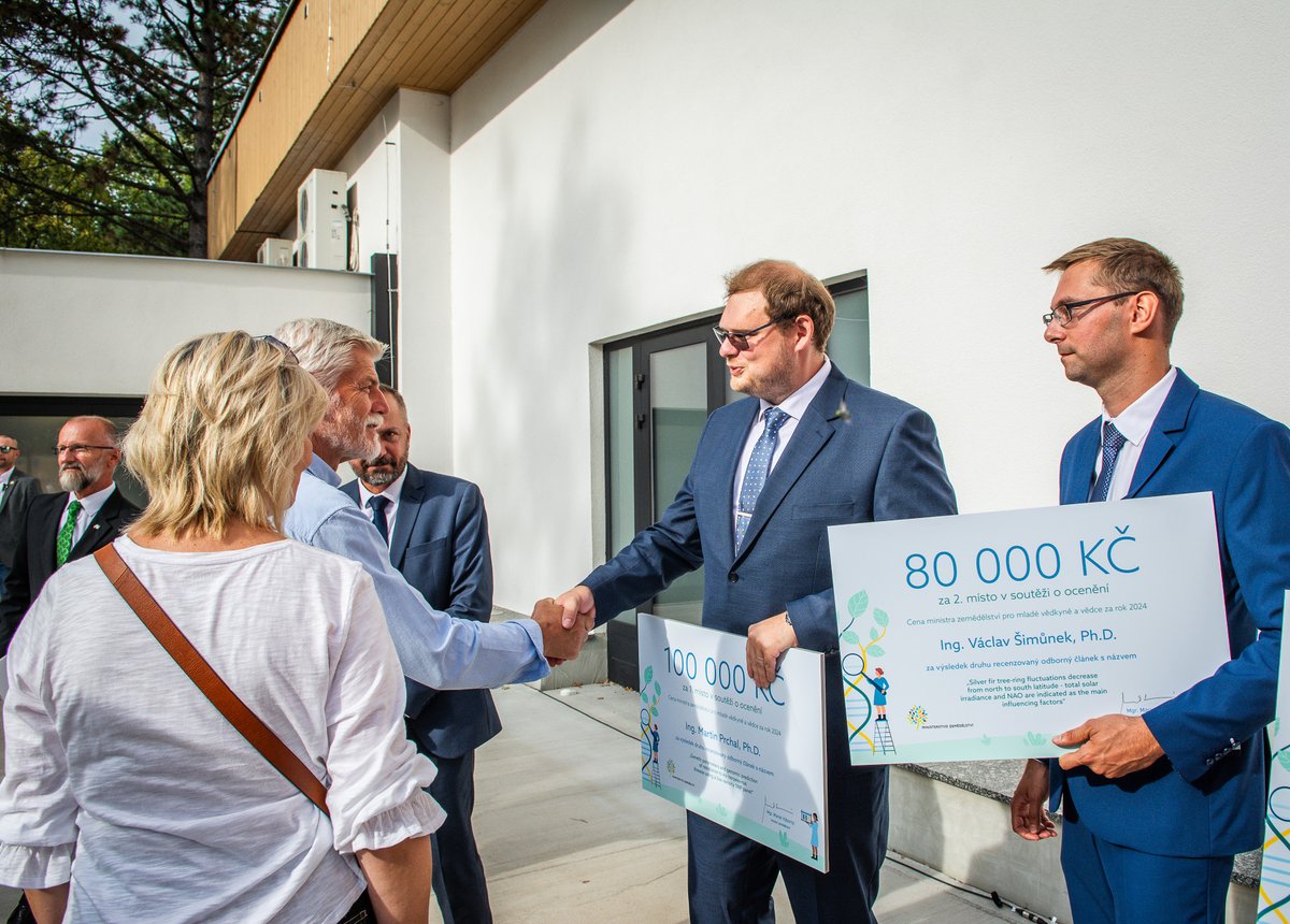 Martin Prchal, mladý vědecký pracovník z Fakulty rybářství a ochrany vod Jihočeské univerzity, dosáhl významného úspěchu na poli vědy. Získal první místo v soutěži ministra zemědělství pro mladé vědecké pracovníky za rok 2024, které je spojeno s finanční odměnou ve výši 100 tisíc