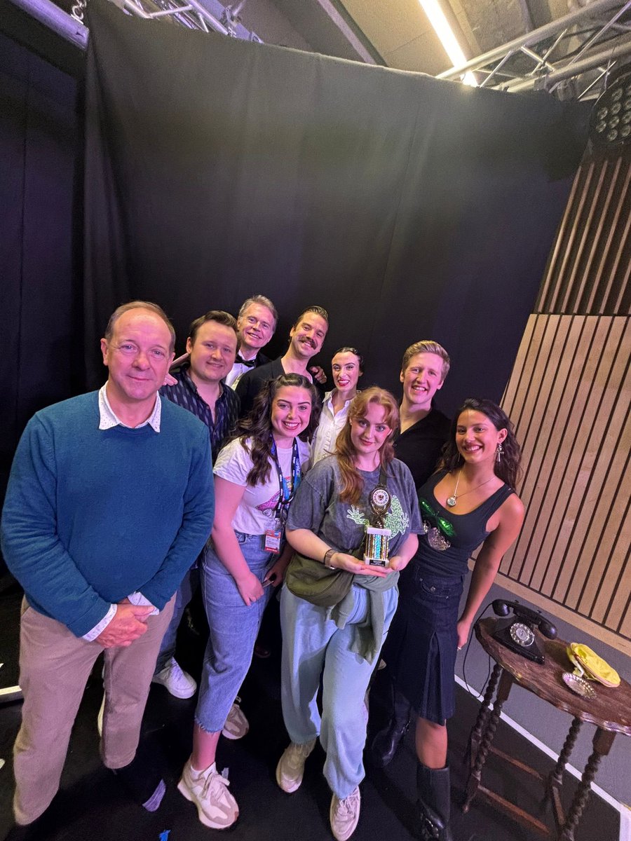 Wallis - A new musical tweet media