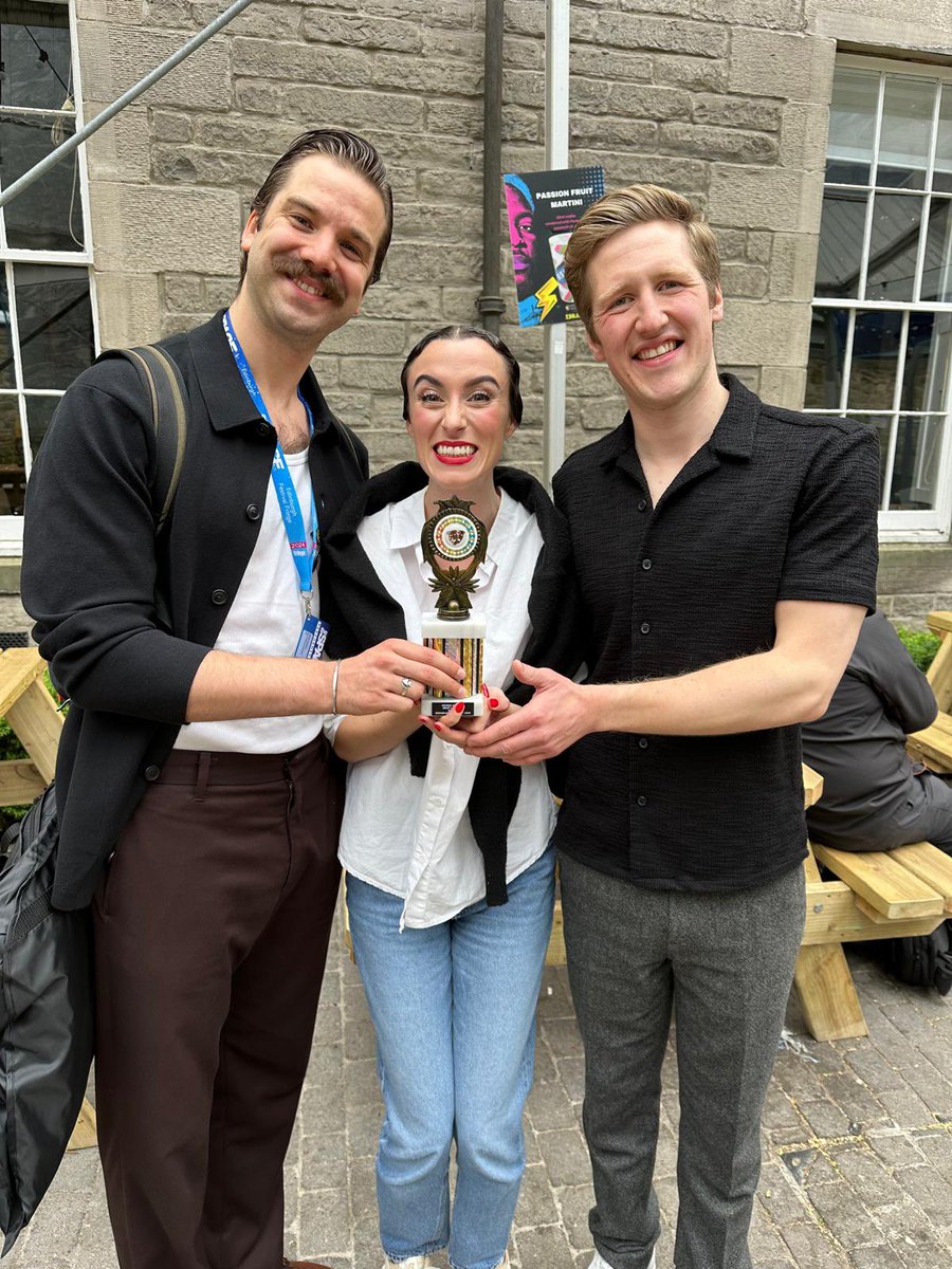 Wallis - A new musical tweet media