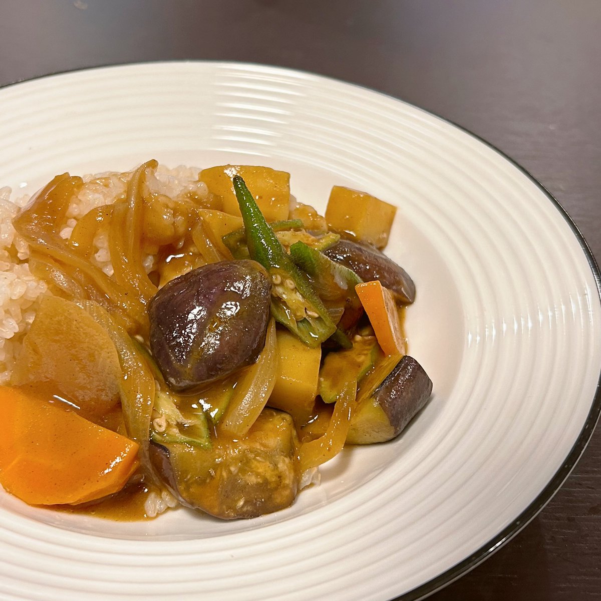 8月の冷蔵庫在庫処分メニューといえば、夏野菜カレー！レンチン4分の根菜カレーに、焼いた茄子とオクラを加えて完成です🍛
暑さ疲れの身体には、こんくらいしてあげないと...！（三女）
#グルラボ100日チャレンジ
#グルラボ四姉妹