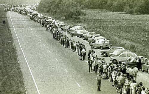 RasaTraU's tweet photo. Approximately two million people joined their hands to form a human chain spanning 690 kilometres (430 mi) across the three Baltic states of Estonia, Latvia and Lithuania.

#BalticWay #ChainOfFreedom  #MolotovRibbentopPact
#UkraineWillWin #StandWithUkraine 
#NAFO https://t.co/fWFfTjAOLn