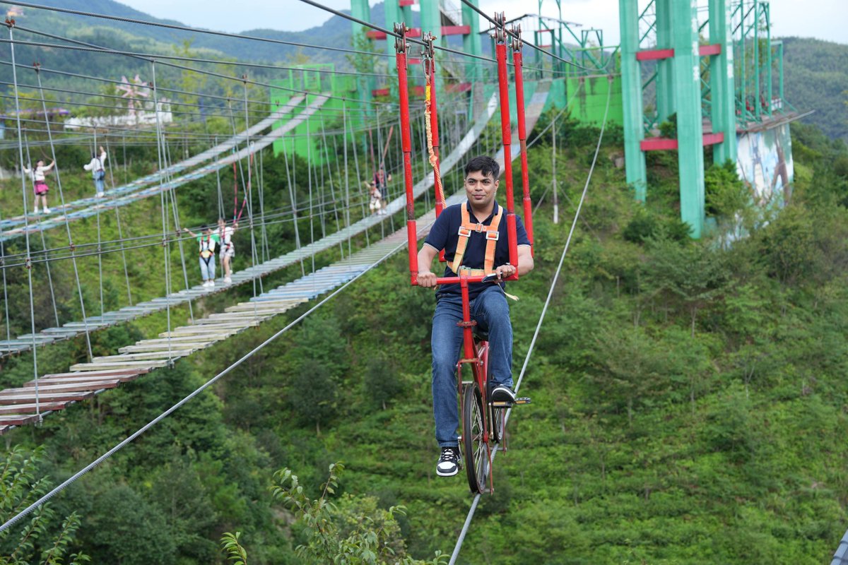 HolaFujian's tweet photo. Party on! On Aug 22, three foreign internet influencers from the US, Ukraine and Pakistan visited Sujiashan village in #Zhouning county, #Ningde city in #Fujian province, to have a real blast in the countryside.
The picturesque village not only offers stunning scenery but has a variety of awesome activities like aerial slides, bungee jumping and cableway biking, allowing visitors to see the beauty of nature up close, challenge themselves and build their courage.
In recent years, Sujiashan village has actively developed its rural tourism sector, promoting #ruralvitalization and giving visitors a richer tourism experience. #TouringFujian #FujianExpats