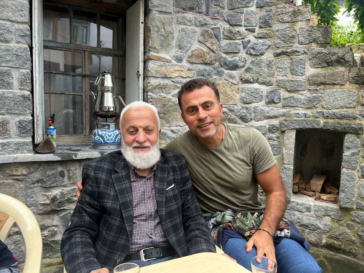 eyupaltiner's tweet photo. Abim ve amcam köyde keyifdeler
Banada resim atıyorlar gaz veriyorlar geleyim diye
#trabzon #ofhayrat #divran #yeniköy https://t.co/EBT55L5aWN