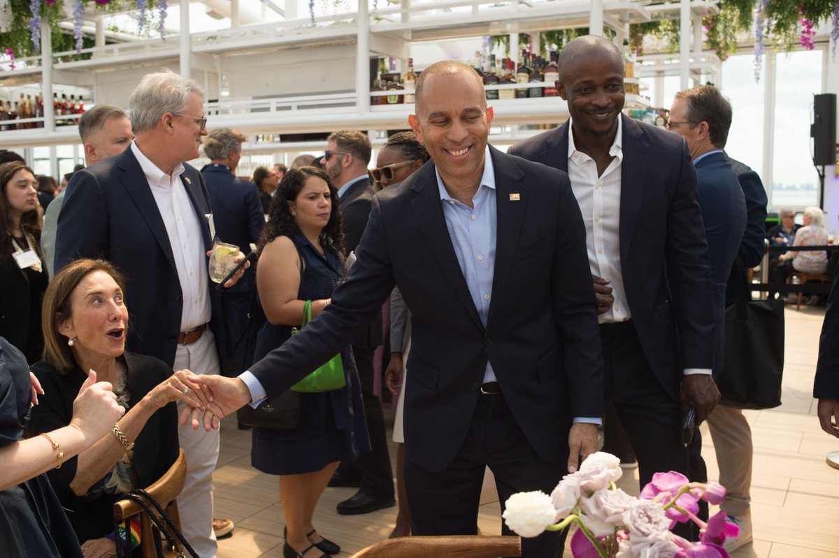 FabPhotoChicago's tweet image. Hakeem Jeffries at Nanci Pelosi's lunch during the Chicago DNC #DNC2024CHICAGO #DNC2024 #DemocraticConvention