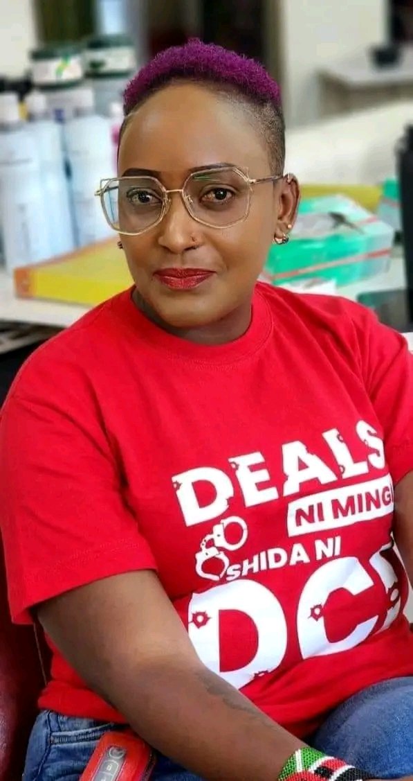 omwambaKE's tweet photo. Can you see what's on Passy ma Trevor's T-shirt?
Deals ni Mingi, Shida ni...???. https://t.co/2cHuqQM0No