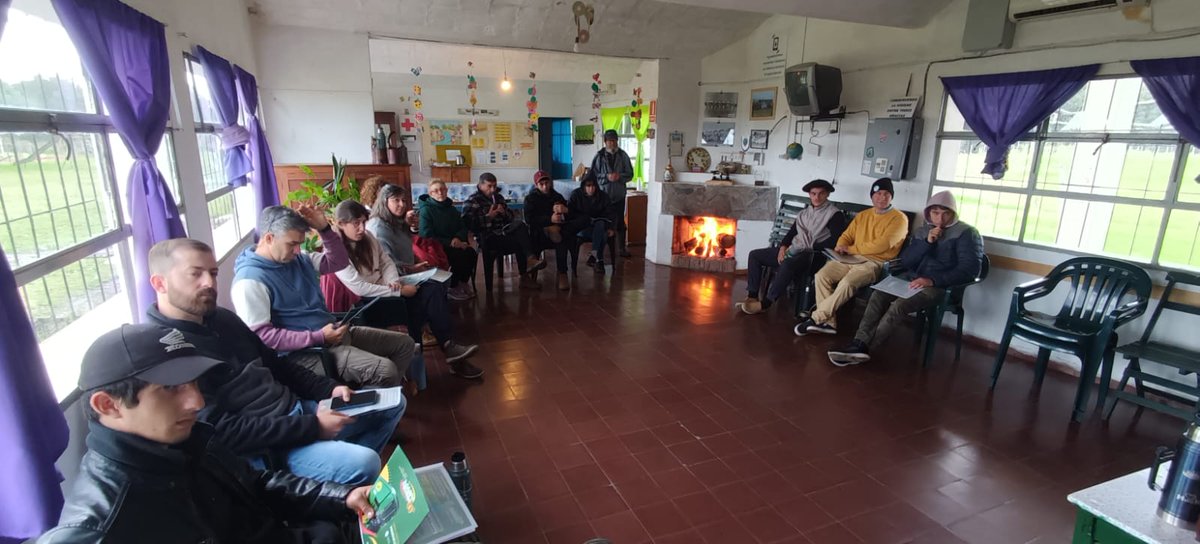 PlanAgro's tweet photo. #Ahora en 📌CCRElÁguila, Soriano
Módulo 4 del Curso "Herramientas para el trabajo en Establecimientos Agropecuarios"
✔️Manejo de mixer con empresa @marymaquinarias
ℹ️🖼️👉https://t.co/71g2OmmS5v
#DescentraUy #ProgramaCerca @MGAPUruguay #Clipex @pablo_areosa #PlanAgro https://t.co/ltTLI133N3