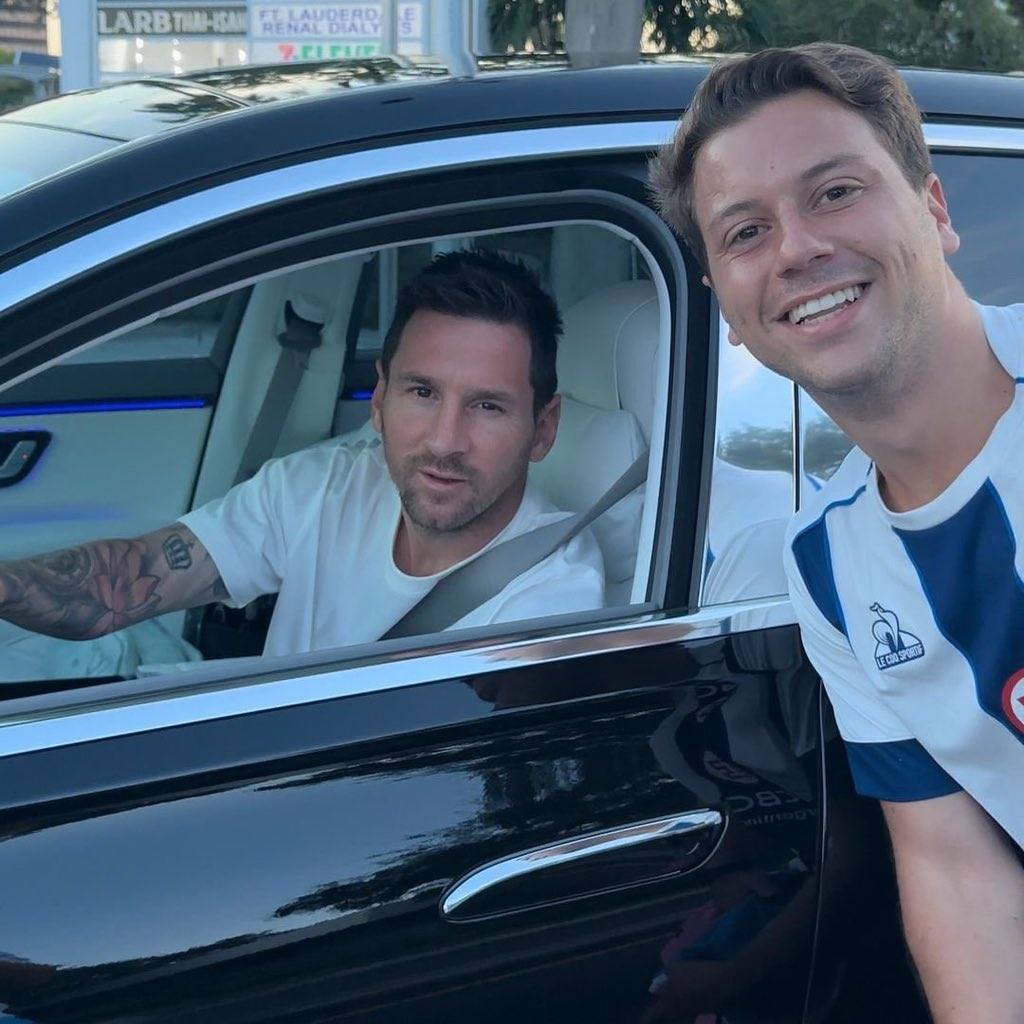 WeAreMessi's tweet photo. Leo Messi with a fan 📸 https://t.co/UrIay1klE8