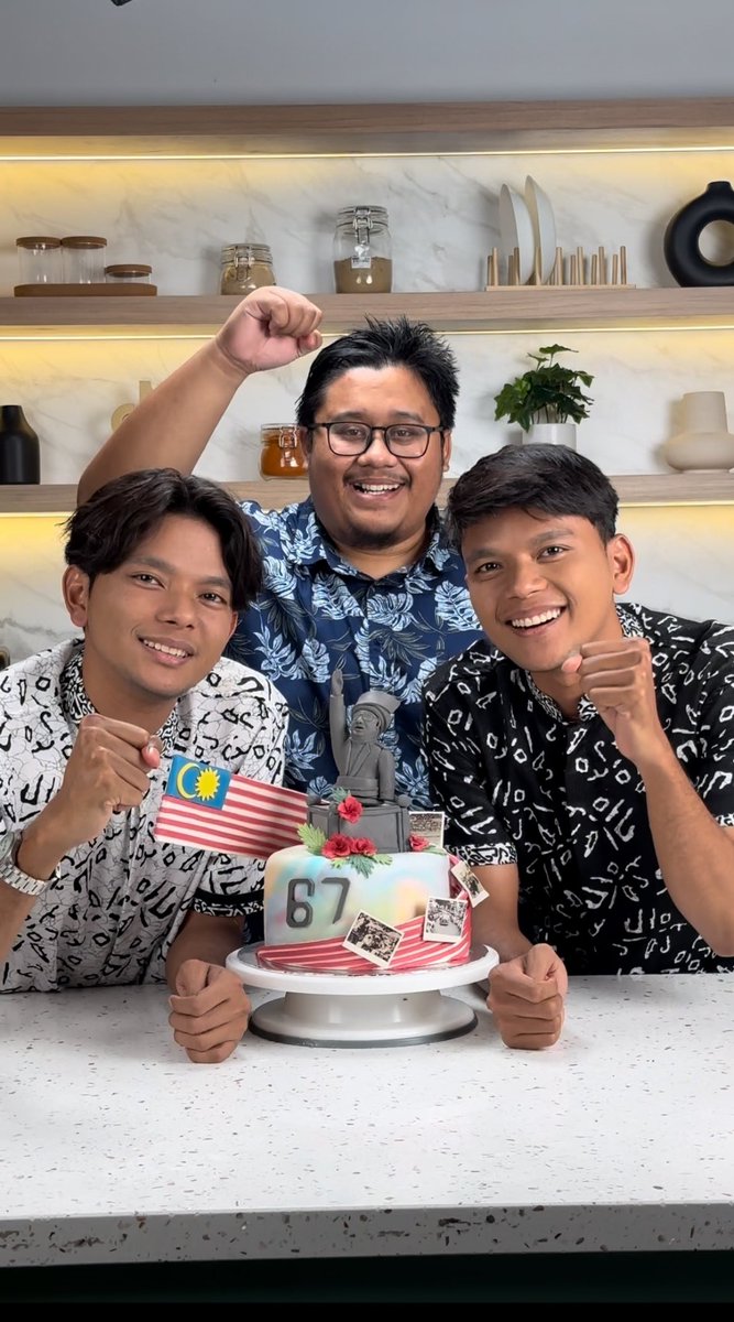 CheSayang_'s tweet photo. Selamat Hari Kemerdekaan ke-67 dari kami with Amin &amp; Abid https://t.co/uaYB8c6UZg