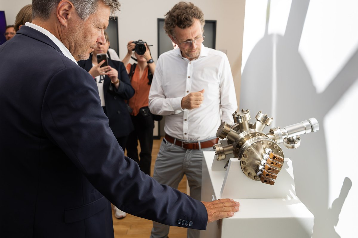 BMWE_'s tweet image. 2/2 wiederverwendet werden. Ein wichtiger Beitrag zur #Kreislaufwirtschaft!

2⃣Der #Quantencomputer von EleQtron kann mehrere Berechnungen mit großen Datenmengen gleichzeitig vornehmen - mit einem Bruchteil der Energiemenge, die andere Computer hierfür benötigen würden.